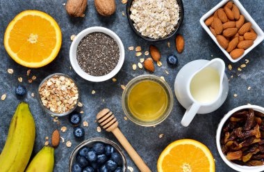 Gıda arka plan. Kahvaltı için malzemeler: granola, badem