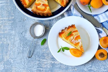 Kayısı ve nektarin ile ev yapımı kek 