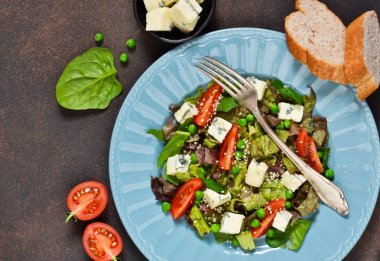 Vejetaryen mavi peynir, domates, yeşil bezelye salatası 