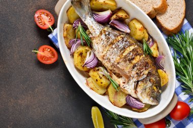 Pişmiş dorado Provencal otlar ve patates ile.