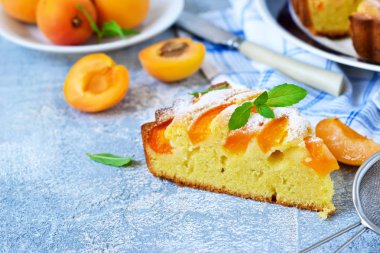 Kayısı ve nektarin ile ev yapımı kek 