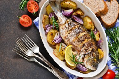 Pişmiş dorado Provencal otlar ve patates ile.