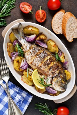 Pişmiş dorado Provencal otlar ve patates ile.