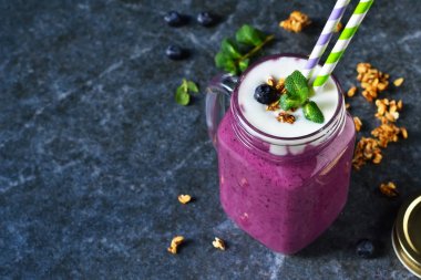 Detoks içecek - yoğurt, granola ve bal ile berry güler yüzlü 