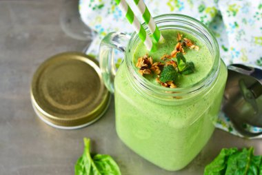 Detoks içecek - ıspanak, nane, yoğurt ile yeşil smoothie