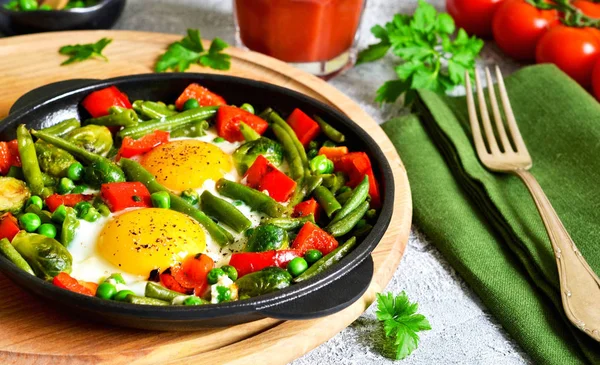 Morgon frukost! Ägg med sparris, gröna ärtor och paprika! — Stockfoto