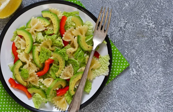 Salada de legumes com china, abacate e pimenta — Fotografia de Stock