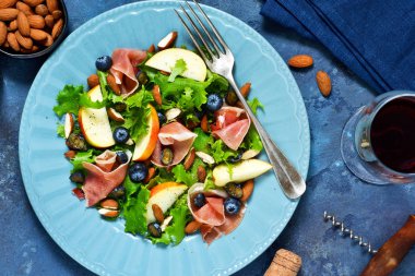 Jamon, armut, yaban mersini ve badem salatası. 