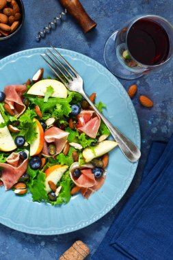 Jamon, armut, yaban mersini ve badem salatası. 