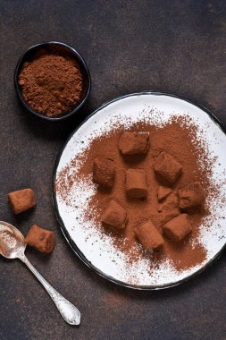 Çikolata ile avokado ve kakao tozu 