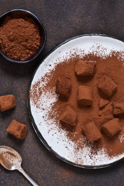 Çikolata ile avokado ve kakao tozu 