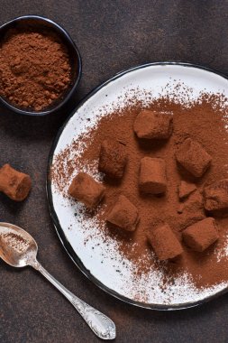 Çikolata kahverengi bir arka plan üzerinde avokado ve kakao tozu ile.