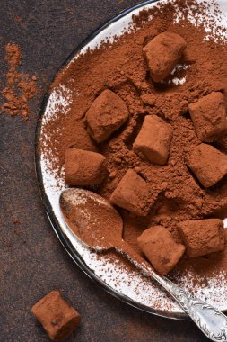 Çikolata kahverengi bir backg üzerinde avokado ve kakao tozu ile