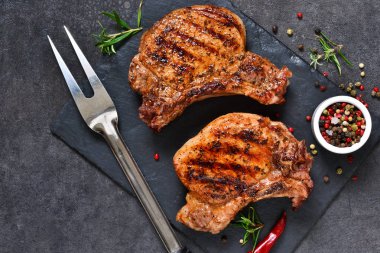 Baharatlar ve taş bir tahta üzerinde domates sosu sığır eti biftek ızgara