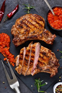 Baharatlar ve domates soslu ızgara sığır eti biftek 