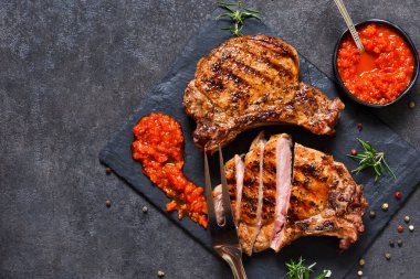 Baharatlar ve domates soslu ızgara sığır eti biftek 