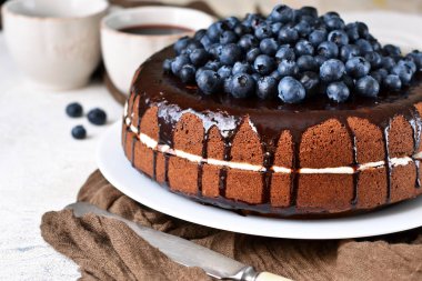 Ev yapımı çikolatalı kek krem ve yaban mersini