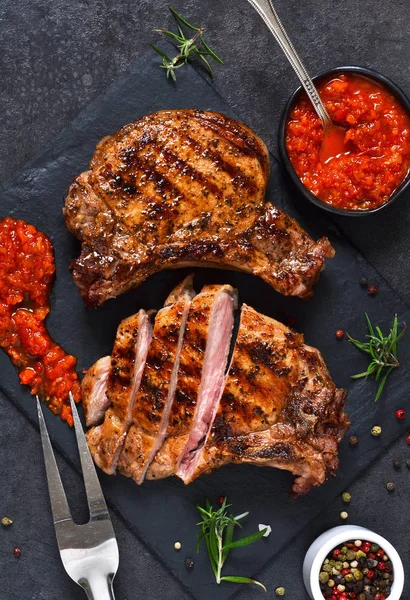 Стейк з яловичини на грилі зі спеціями та томатним соусом — стокове фото