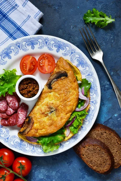 Omelette mit Pilzen, Käse und Spinat — Stockfoto