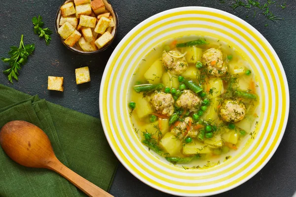 ミートボール、緑豆と豆と自家製スープ — ストック写真