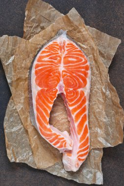 Bir beton zemin üzerine taze somon. Gıda arka plan