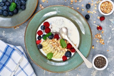 Yoğurt chia tohum, muz, yaban mersini ile bir tabak içinde