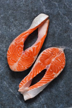 Bir beton zemin üzerine taze somon. Gıda arka plan.
