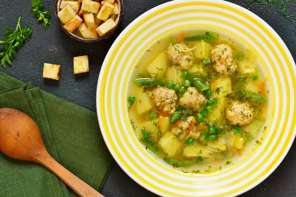 ミートボール、緑豆と豆と自家製スープ — ストック写真