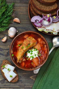 Ahşap arka plan üzerinde domuz eti ile ev yapımı pancar çorbası. 