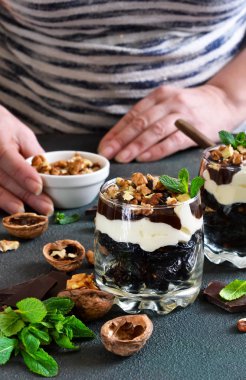 Hafif düşük kalorili tatlı krem, fındık ve meyve ile 