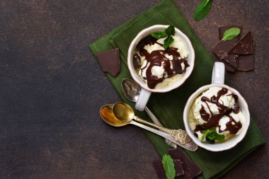 Vanilyalı dondurma çikolata parçaları ve sıcak çikolata sosu ile. 