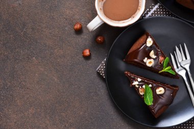 Sıcak çikolata sosu ve kızarmış fındık ile çikolatalı kek