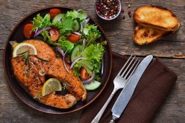 Provence otlar ile garnitür ile pişmiş somon biftek 