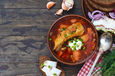 Ahşap arka plan üzerinde domuz eti ile ev yapımı pancar çorbası.