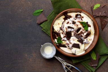 Vanilyalı dondurma çikolata parçaları ve sıcak çikolata sosu ile. 