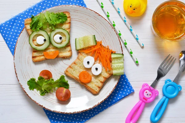 Desayuno para un niño - brindis divertidos para niños con una parrilla — Foto de Stock