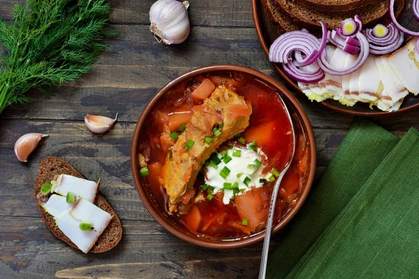 Ahşap arka plan üzerinde domuz eti ile ev yapımı pancar çorbası. 