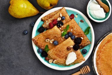 Ev yapımı kek çilek ve krema sos ile