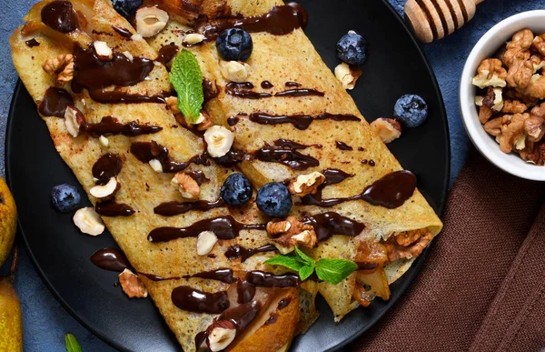 Pancake tipis buatan sendiri dengan pir karamel, saus coklat . — Stok Foto
