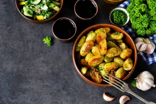 Patate fritte giovani con aglio e aneto — Foto Stock