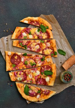 Paperoni Pizza peyniri, domates ve soğan ile 