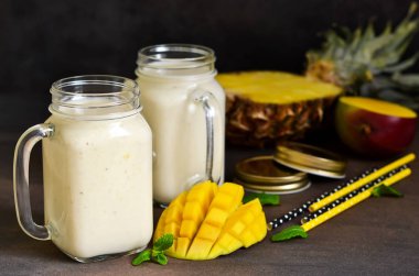 İçki detoks. Yaz içeceği - yoğurt smoothies, ananas