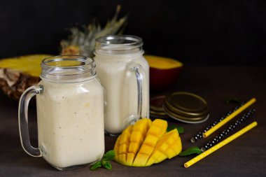 İçki detoks. Yaz içeceği - yoğurt smoothies, ananas 