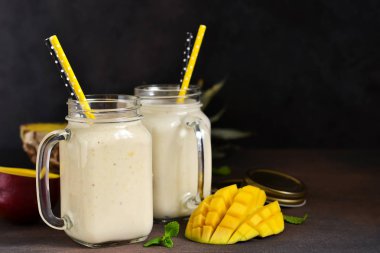 İçki detoks. Yaz içeceği - yoğurt smoothies, ananas 