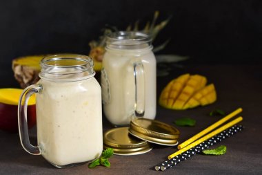 İçki detoks. Yaz içeceği - yoğurt smoothies, ananas 