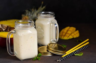 İçki detoks. Yaz içeceği - yoğurt smoothies, ananas 