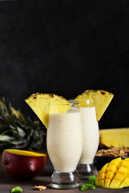 Süt vanilyalı dondurma, ananas ve mango ile kokteyl 