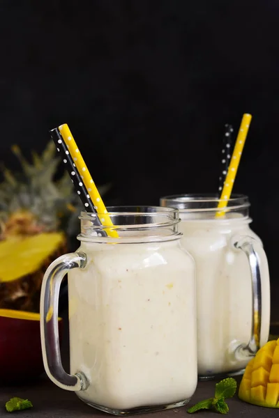 Detox drink. Napój lato - jogurt smoothies, ananas — Zdjęcie stockowe