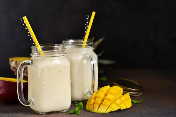 Detox drink. Napój lato - jogurt smoothies, ananas — Zdjęcie stockowe