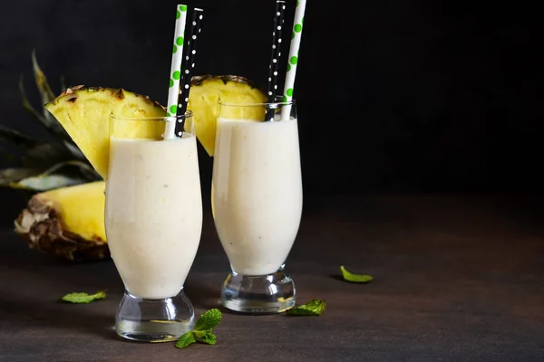 Melk cocktail met vanille-ijs, ananas en mango — Stockfoto